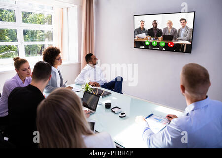 Gruppe der Geschickte Geschäftsleute Videokonferenzen im Konferenzraum. Stockfoto