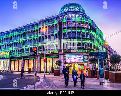 Dublin, Irland, März 2018, vor dem Stephen Green Shopping Centre in der Abenddämmerung Stockfoto