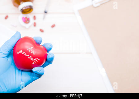 Liebevolle und kümmern Sie sich dann ihren Körper und Herz Zustand mit Arzt für Wellness gesund prüfen. Stockfoto