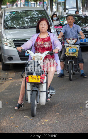 Suzhou, Jiangsu, China. Im mittleren Alter Mann und eine Frau auf ihren Motorrädern. Stockfoto