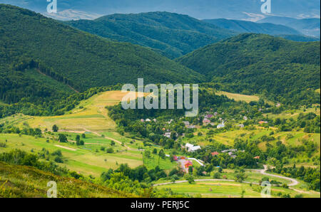 Dorf im Tal. Blick von Oben auf einem Hügel. schönen Sommer Landschaft in den Bergen Stockfoto