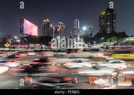 Rush Hour mit unscharfen Bewegung im Herzen des Geschäftsviertel von Jakarta auf der Gatot Subroto Highway in Indonesien Hauptstadt bei nahe erfasst Stockfoto