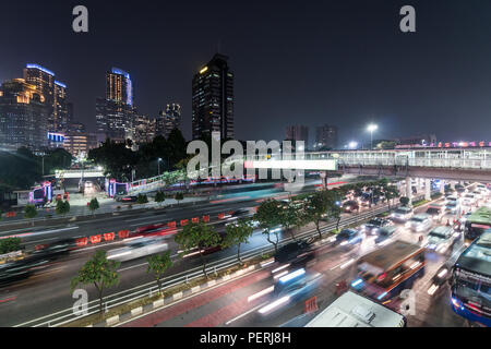 Rush Hour mit unscharfen Bewegung im Herzen des Geschäftsviertel von Jakarta auf der Gatot Subroto Highway in Indonesien Hauptstadt bei nahe erfasst Stockfoto