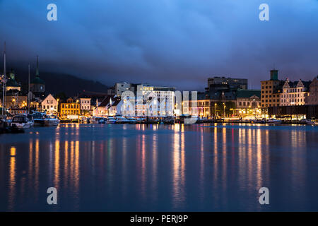 Dramatische Himmel während der sehr späten Blaue Stunde über Bergen Hafen in Norwegen, Nord Europa Stockfoto