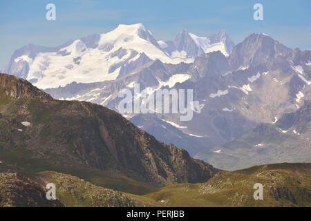 Wannerhorn (links), (Mitte) und Grunhorn Fiescherhorner (rechts) in die Berner Alpen gesehen vom Nufenenpass Stockfoto