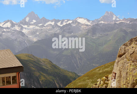 Das Finsteraarhorn (links) und Lauteraarhorn (rechts) in die Berner Alpen vom Nufenenpass in der Südlichen Schweiz gesehen Stockfoto