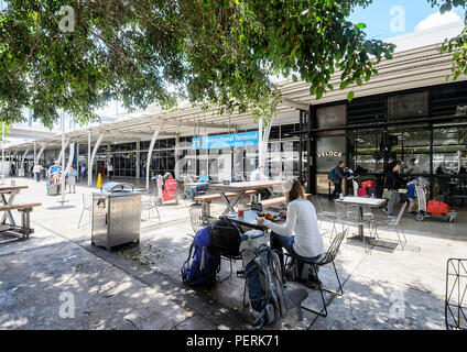 Menschen in einem Café außerhalb von Sydney Airport International Terminal T1, New South Wales, NSW, Australien sitzt Stockfoto