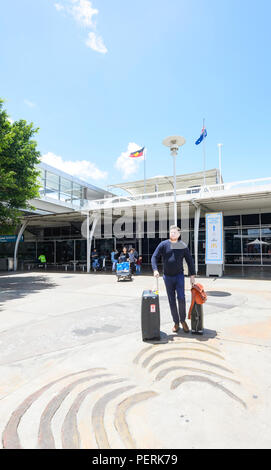 Passagier sein Gepäck außerhalb Kingsford-Smith zum Internationalen Flughafen von Sydney, New South Wales, NSW, Australien drücken Stockfoto