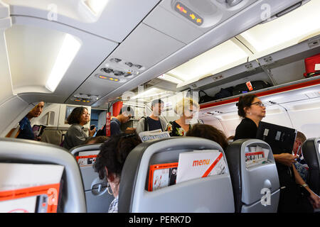 Die Fluggäste eine Jetstar Airbus A320 am Flughafen Sydney, New South Wales, NSW, Australien Stockfoto