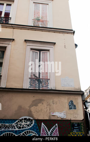 Trompe-l oeil street art Windows auf Belleville Paris Fenster Stockfoto