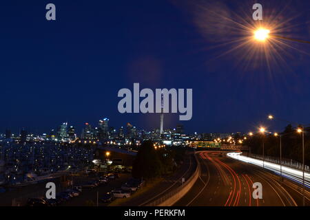 Auckland lange Belichtung Highway mit Turm Stockfoto