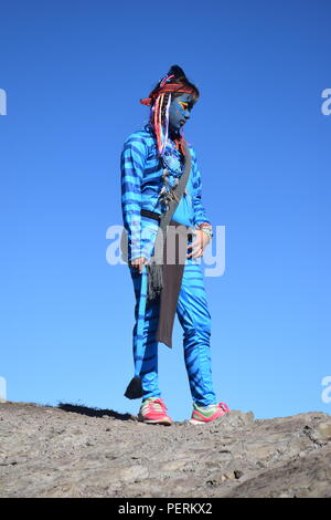 Ein junges Mädchen Feytiri angekommen am Mount Ulap ausruhen und erholen von der langen Reise auf die Erde und den Sonnenaufgang in der Morgendämmerung in Ampucao Sta genießen. Fe. Stockfoto