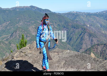 Ein junges Mädchen Feytiri angekommen am Mount Ulap ausruhen und erholen von der langen Reise auf die Erde und den Sonnenaufgang in der Morgendämmerung in Ampucao Sta genießen. Fe. Stockfoto