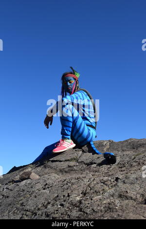 Ein junges Mädchen Feytiri angekommen am Mount Ulap ausruhen und erholen von der langen Reise auf die Erde und den Sonnenaufgang in der Morgendämmerung in Ampucao Sta genießen. Fe. Stockfoto