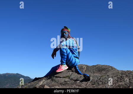 Ein junges Mädchen Feytiri angekommen am Mount Ulap ausruhen und erholen von der langen Reise auf die Erde und den Sonnenaufgang in der Morgendämmerung in Ampucao Sta genießen. Fe. Stockfoto