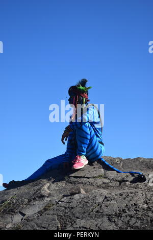 Ein junges Mädchen Feytiri angekommen am Mount Ulap ausruhen und erholen von der langen Reise auf die Erde und den Sonnenaufgang in der Morgendämmerung in Ampucao Sta genießen. Fe. Stockfoto