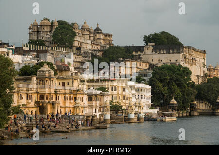 Gangaur Ghat, Lal Ghat und Stadtschloss auf dem Pichola-see, Udaipur, Rajasthan Stockfoto