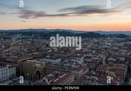 Florenz, Italien - 23. März 2018: Abend leuchtet auf die Dächer der Stadt Florenz, mit der Villa Hügel mit marmorplatten von Bellosguardo hinter steigt. Stockfoto