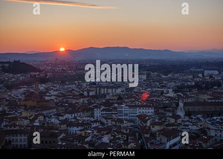 Florenz, Italien - 23. März 2018: Die Sonne über den Hügeln der Toskana und das Stadtbild von Florenz, von oben gesehen. Stockfoto