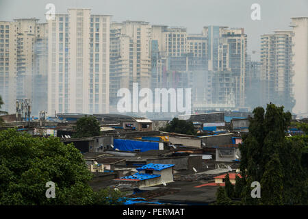 Slumgebiet Gehäuse und kontrastierenden middle class Apartment Blocks in Chandivali, Mumbai, Indien Stockfoto