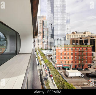 Detail der Fassade mit Blick auf die High Line. 520 West 28. Straße, New York City, USA. Architekt: Zaha Hadid Architects, 2017. Stockfoto