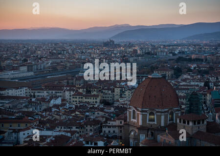 Florenz, Italien - 23. März 2018: Die Sonne über den Hügeln der Toskana und das Stadtbild von Florenz, von oben gesehen, mit Capelle Medicee in der Stockfoto