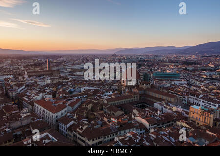 Florenz, Italien - 23. März 2018: Die Sonne über den Hügeln der Toskana und das Stadtbild von Florenz, von oben gesehen, mit Capelle Medicee in der Stockfoto