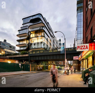 Die Außenfassade mit Blick auf New York Street. 520 West 28. Straße, New York City, USA. Architekt: Zaha Hadid Architects, 2017. Stockfoto