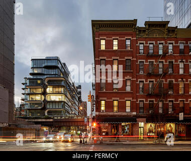 Die Außenfassade mit Blick auf New York Street. 520 West 28. Straße, New York City, USA. Architekt: Zaha Hadid Architects, 2017. Stockfoto