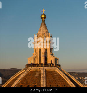 Florenz, Italien - 23. März 2018: Touristen sammeln auf der Kuppel der Kathedrale von Florenz bei Sonnenuntergang. Stockfoto