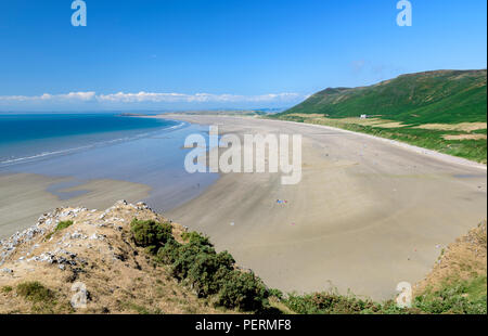 Rhossili Bay, das Gower, Wales, an einem sonnigen Sommertag. Rhossili ist auf der South Wales Küste, und gilt als einer der besten Strände in der Stockfoto