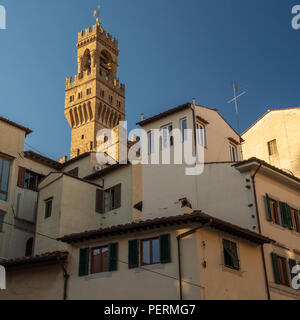 Florenz, Italien - 23. März 2018: Der Turm des Palazzo Vecchio steigt über die traditionellen Häuser von Florenz. Stockfoto