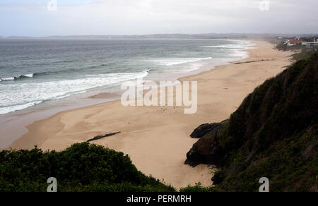 Der Strand des Ferienortes Keurboomstrand in der Nähe von Plettenberg Bay an der Western Cape Coast entlang der Garden Route, Südafrika. Stockfoto