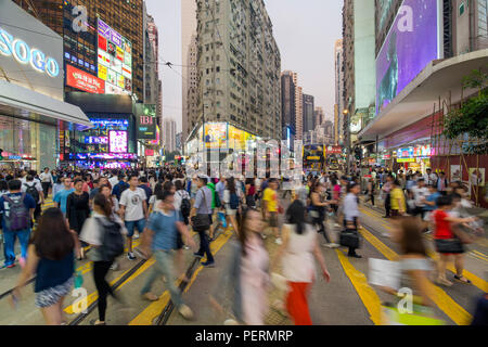 Fußgänger und Verkehr an einer belebten Kreuzung in Causeway Bay, Hong Kong Island, Hong Kong, China Stockfoto