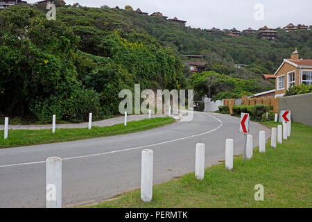 Häuser mit Blick auf den Strand des Ferienortes Keurboomstrand in der Nähe von Plettenberg Bay an der Western Cape Coast entlang der Garden Route, Südafrika. Stockfoto