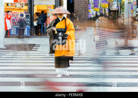 Asien, Japan, Honshu, Tokyo, Ginza, Shinto Mönch in traditioneller Kleidung auf der elegantesten Straße in Tokio sammeln von Almosen (Spenden) Stockfoto