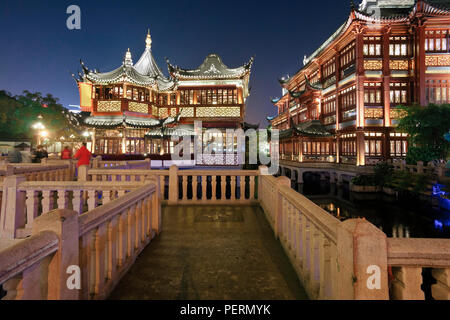 Neun-Turn Zick-Zack-Brücke am Yuyuan Bazar, Huxingting Teehaus (Mitte See Pavillon Teehaus), Shanghai, China Stockfoto