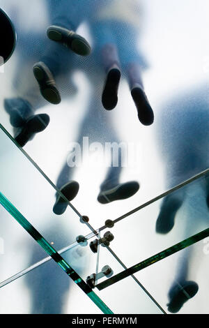 USA, New York City, Manhattan, Silhouette von Menschen zu Fuß auf die moderne gläserne Treppe - von unten gesehen Stockfoto