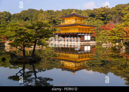 Asien, Japan, Honshu, Region Kansai, Kyoto, Kinkaku-ji oder dem Goldenen Pavillon, einem der besten Japan bekannten Sites des ursprünglichen Gebäudes im gebaut wurde Stockfoto
