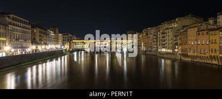 Florenz, Italien - 21. März 2018: Der Fluss Arno fließt unterhalb der historischen Brücke Ponte Vecchio in Florenz bei Nacht. Stockfoto
