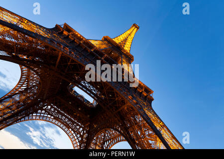 Blick nach oben vom unter dem Eiffelturm in Paris, Frankreich Stockfoto