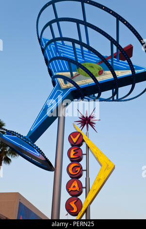 Vereinigte Staaten von Amerika, Nevada, Las Vegas, Downtown, Freemont Bereich Ost, Neon Vegas Zeichen, Dämmerung Stockfoto