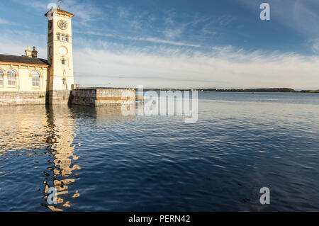 Der Turm des Alten Rathauses in der kleine touristische Stadt Cobh am Ufer des Hafen von Cork im Süden Irlands. Stockfoto