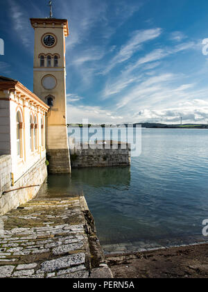 Der Turm des Alten Rathauses in der kleine touristische Stadt Cobh am Ufer des Hafen von Cork im Süden Irlands. Stockfoto