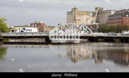 Cork, Irland - 15 September, 2016: Die Gezeiten North Channel des River Lee im industriellen Docklands in der Nähe des Zentrums von Cork. Stockfoto