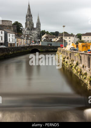 Cork, Irland - 14. September 2016: St Fin Barre der Kirche von Irland Kathedrale steht über dem Süden Kanal des River Lee. Stockfoto