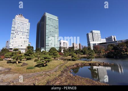 Tokio - die Skyline der Wolkenkratzer von Kyu Shiba Rikyu Garten gesehen. Stockfoto