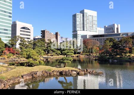 Tokyo Japanischen Garten-Wolkenkratzer von Kyu Shiba Rikyu Garten gesehen. Stockfoto