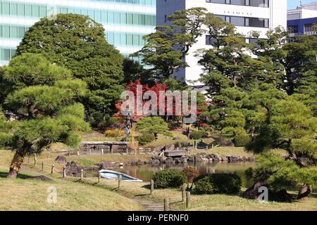 Tokyo Japanischen Garten-Wolkenkratzer von Kyu Shiba Rikyu Garten gesehen. Stockfoto