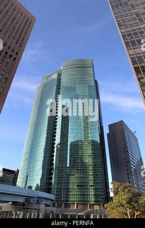 Tokio, Japan - Dezember 2, 2016: Shiodome City Center Wolkenkratzer in Tokio, Japan. Es ist ein Teil von Shiodome Sio-Site Entwicklung in 2003 abgeschlossen. Stockfoto